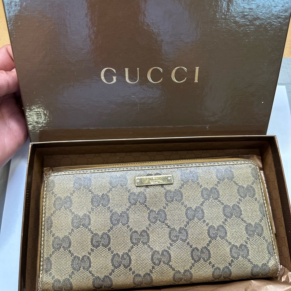 Gucci Cream and Brown Key Card Holder with Iconic GG Pattern